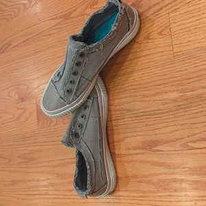 Women's tan blowfish Malibu skip 9n sneakers